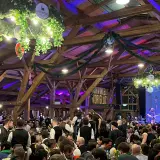 Volles Festzelt beim Starkbierfest mit Band auf der Bühne und vielen Gästen in traditioneller Kleidung.