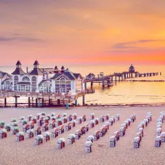 Sonnenuntergang über Sellin: Ein malerischer Blick auf die Seebrücke mit ihren Strandkörben. Entdecken Sie die Geheimtipps Sellin!