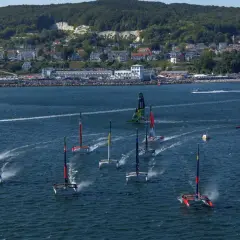 Schnelle Katamarane rasen über das Meer vor Sassnitz. Ein spannendes Segelrennen mit vielen Booten.