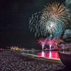 Spektakuläres Feuerwerk über dem Strand von Binz. Ein unvergesslicher Silvesterabend am Meer.