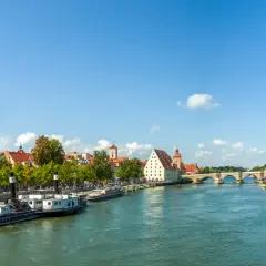 Regensburg: Dom, Steinerne Brücke und Donauufer – ein malerischer Anblick, der zum Entdecken einlädt. Sehenswertes in Hülle und Fülle!