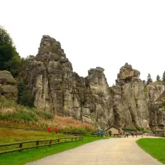 Beeindruckende Felsformationen laden zum Wandern in NRW ein. Ein toller Ort für Naturfreunde, die Berge lieben.