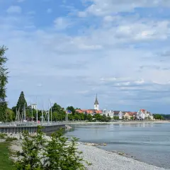 Entspannt am Bodensee liegen, die Skyline von Friedrichshafen genießen – hier kann man viel unternehmen!