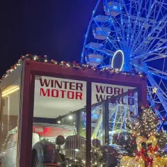 Ein glitzerndes Riesenrad und ein Oldtimer-Ausstellungsstück auf dem **Freimann Weihnachtsmarkt** versprechen winterliche Freude.
