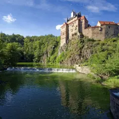 Burg Kriebstein, ein malerisches Schloss auf einem Felsen über einem Fluss mit Wasserfall, ist ein tolles Ziel für Ausflugsziele Sachsen.