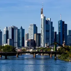 Blick von der **Frankfurt Aussichtsplattform** auf die Skyline mit Main und Brücken.