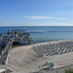 Der Sellin Strand mit seiner Seebrücke und vielen Strandkörben lädt zum Entspannen ein.
