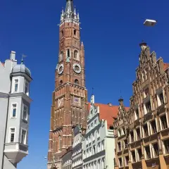 Blick auf die imposante gotische Kirche und historische Gebäude in der Landshut Altstadt.