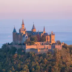 Hohenzollern Castle, ein märchenhaftes Schloss auf einem Berg, perfekt für Ausflugsziele Erwachsene.