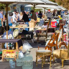 Buntes Treiben auf dem Hofflohmarkt Haidhausen: Antike Möbel, Deko und Kuriositäten laden zum Stöbern ein.