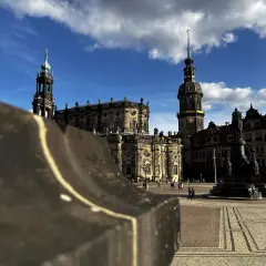 Der Wiener Platz in Dresden mit der Frauenkirche und dem Kulturpalast im Hintergrund.
