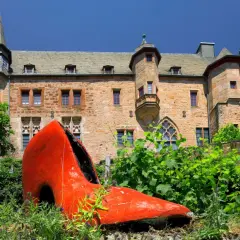 Ein riesiger roter Schuh vor dem Marburger Schloss – ein ungewöhnlicher Anblick, der zeigt, was man in Marburg machen kann: Kunst entdecken!