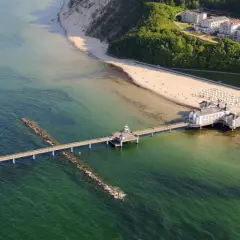 Sellin Ostsee: Blick auf die Seebrücke mit dem Kurhaus, den Strand und die Bäderarchitektur-Häuser.