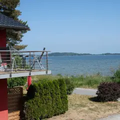 Balkon mit Blick auf das Meer bei Neuendorf, Putbus. Stühle und Tisch laden zum Verweilen ein.
