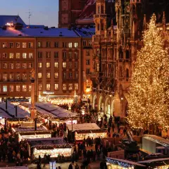 Ein belebter weihnachtsmarkt ostbahnhof mit einem riesigen, funkelnden Weihnachtsbaum und vielen Buden.