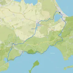 Radwege auf Rügen: Eine blaue Route führt von Binz über Sellin und Neu Reddevitz, vorbei an Seen und durch Wälder, bis nach Lancken-Granitz.
