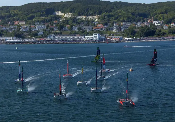 Schnelle Katamarane rasen über das Meer vor Sassnitz. Ein spannendes Segelrennen mit vielen Booten.
