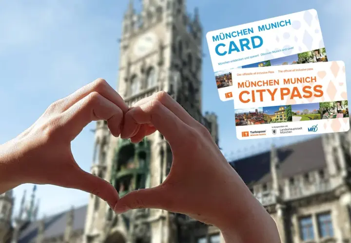 Herzförmige Hände vor dem Münchner Rathaus, daneben die München Card und der München Citypass.