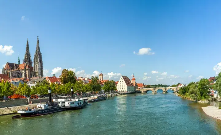Regensburg: Dom, Steinerne Brücke und Donauufer – ein malerischer Anblick, der zum Entdecken einlädt. Sehenswertes in Hülle und Fülle!