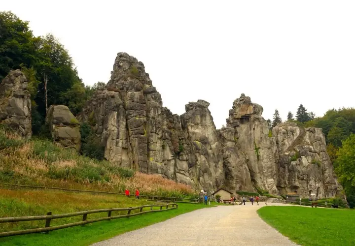 Beeindruckende Felsformationen laden zum Wandern in NRW ein. Ein toller Ort für Naturfreunde, die Berge lieben.