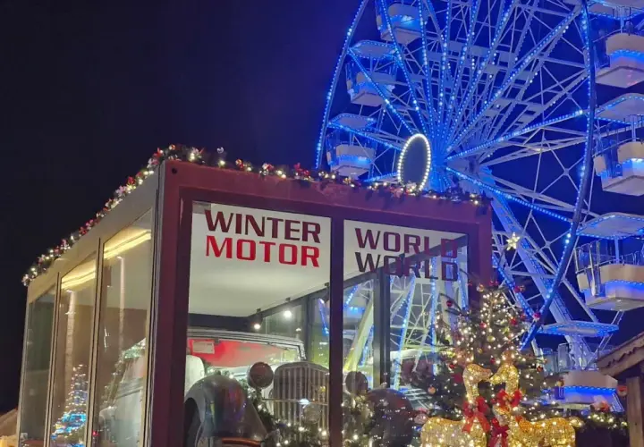 Ein glitzerndes Riesenrad und ein Oldtimer-Ausstellungsstück auf dem **Freimann Weihnachtsmarkt** versprechen winterliche Freude.
