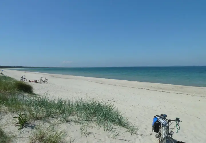 Fahrräder am Strand von Rügen, bereit für eine Tour zur Schaabe. Sonnenschein und Meer laden zum Entspannen ein.