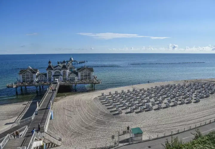 Der Sellin Strand mit seiner Seebrücke und vielen Strandkörben lädt zum Entspannen ein.