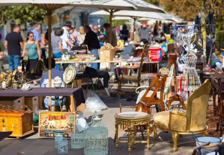 Buntes Treiben auf dem Hofflohmarkt Haidhausen: Antike Möbel, Deko und Kuriositäten laden zum Stöbern ein.
