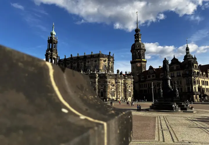Der Wiener Platz in Dresden mit der Frauenkirche und dem Kulturpalast im Hintergrund.