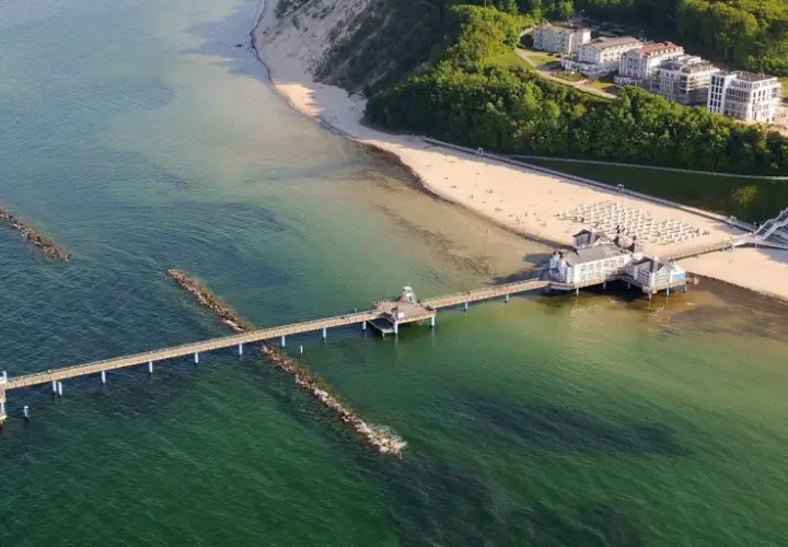 Sellin Ostsee: Blick auf die Seebrücke mit dem Kurhaus, den Strand und die Bäderarchitektur-Häuser.