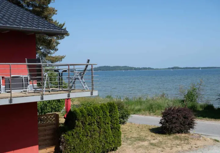 Balkon mit Blick auf das Meer bei Neuendorf, Putbus. Stühle und Tisch laden zum Verweilen ein.