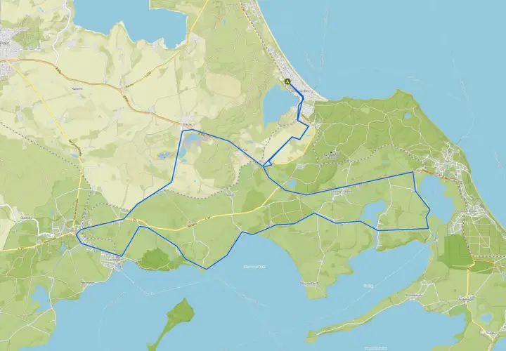 Karte mit markierter Route für Radtouren Binz, die durch Wälder und entlang von Seen führt.