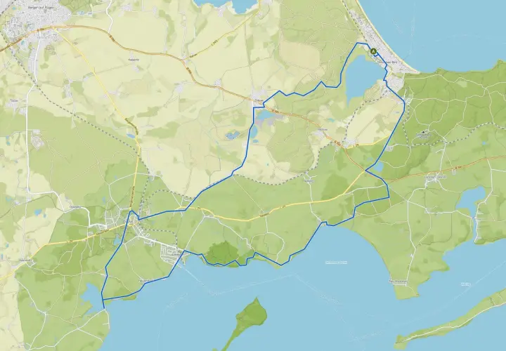 Radwege auf Rügen: Eine blaue Route führt von Binz über Sellin und Neu Reddevitz, vorbei an Seen und durch Wälder, bis nach Lancken-Granitz.
