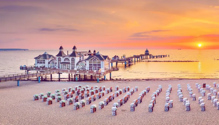 Sonnenuntergang über Sellin: Ein malerischer Blick auf die Seebrücke mit ihren Strandkörben. Entdecken Sie die Geheimtipps Sellin!