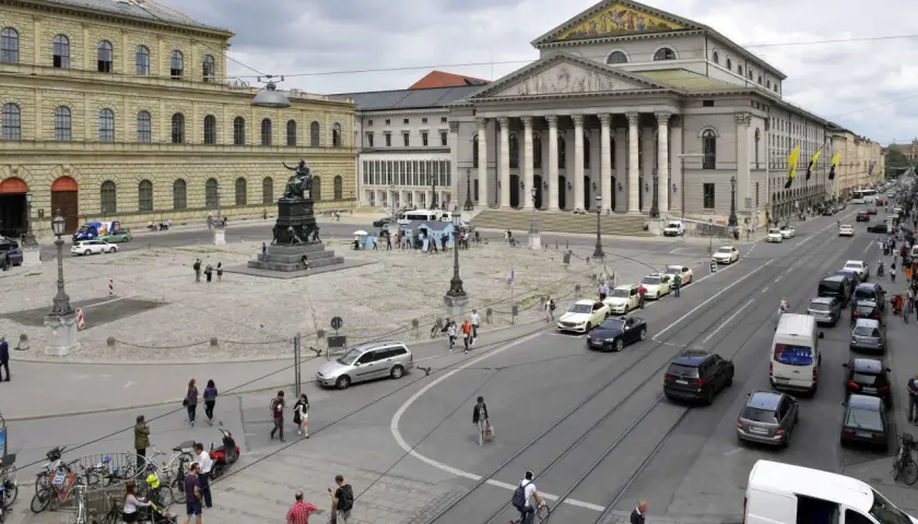 Der Max-Joseph-Platz in München mit dem Nationaltheater und der Residenz. Autos und Fußgänger beleben den Platz.