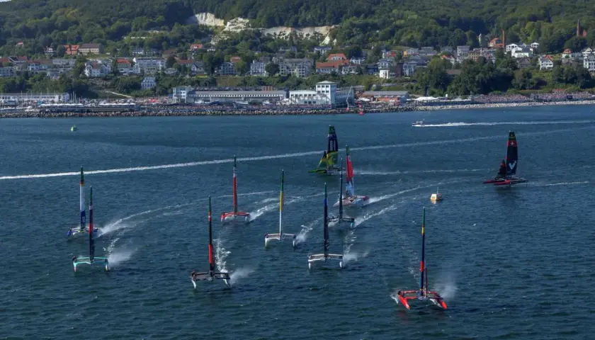 Schnelle Katamarane rasen über das Meer vor Sassnitz. Ein spannendes Segelrennen mit vielen Booten.