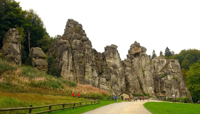 Beeindruckende Felsformationen laden zum Wandern in NRW ein. Ein toller Ort für Naturfreunde, die Berge lieben.