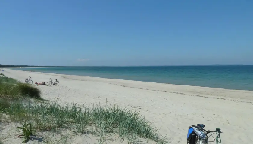 Fahrräder am Strand von Rügen, bereit für eine Tour zur Schaabe. Sonnenschein und Meer laden zum Entspannen ein.
