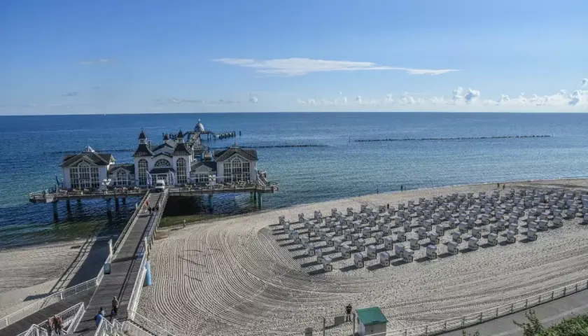 Der Sellin Strand mit seiner Seebrücke und vielen Strandkörben lädt zum Entspannen ein.