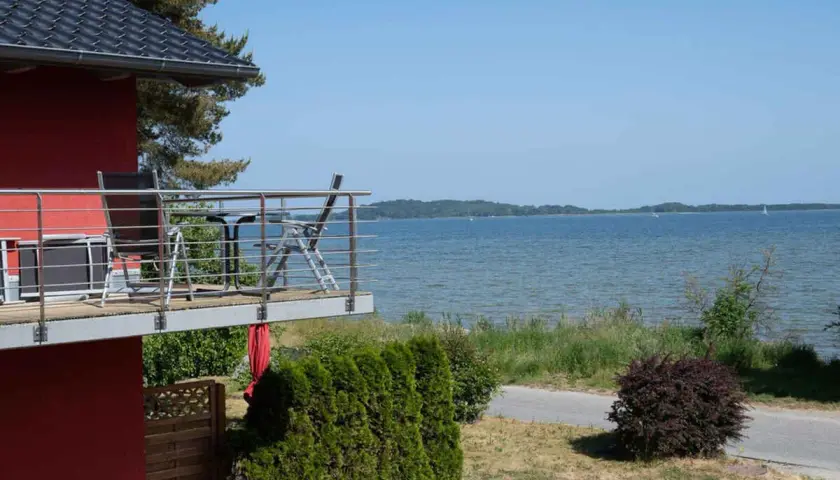 Balkon mit Blick auf das Meer bei Neuendorf, Putbus. Stühle und Tisch laden zum Verweilen ein.