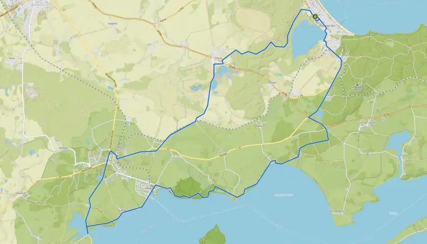 Radwege auf Rügen: Eine blaue Route führt von Binz über Sellin und Neu Reddevitz, vorbei an Seen und durch Wälder, bis nach Lancken-Granitz.
