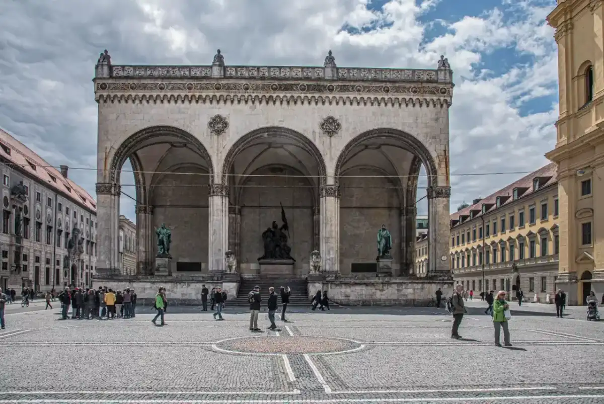 Odeonsplatz München - Mehr als nur ein Fotostopp?