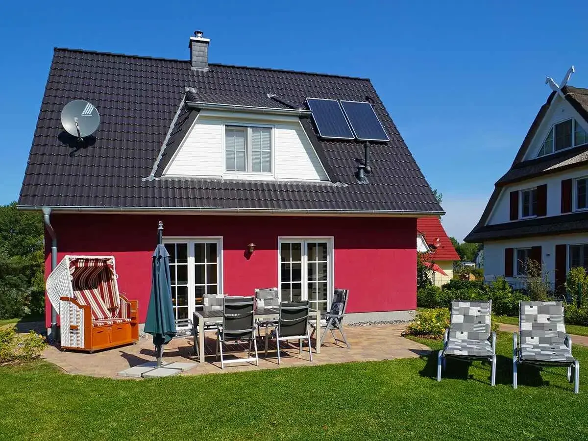 Ferienhaus mit Strandkorb und Gartenmöbeln, ideal für einen entspannten Urlaub an der **Glowe Ostsee**.