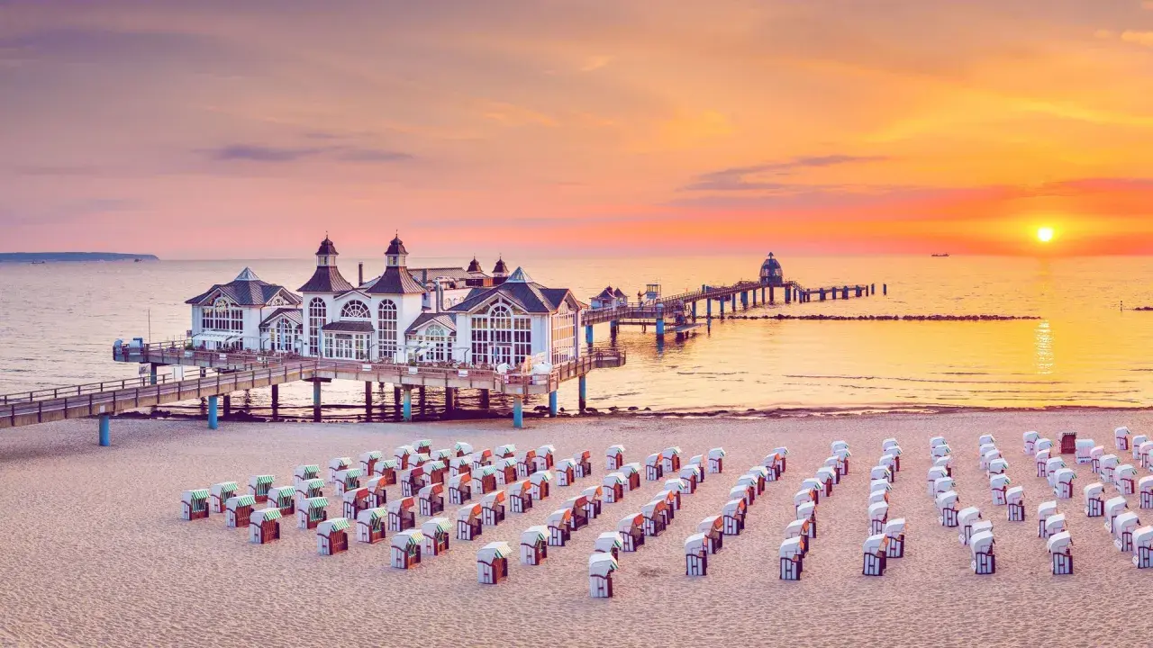 Sonnenuntergang über Sellin: Ein malerischer Blick auf die Seebrücke mit ihren Strandkörben. Entdecken Sie die Geheimtipps Sellin!