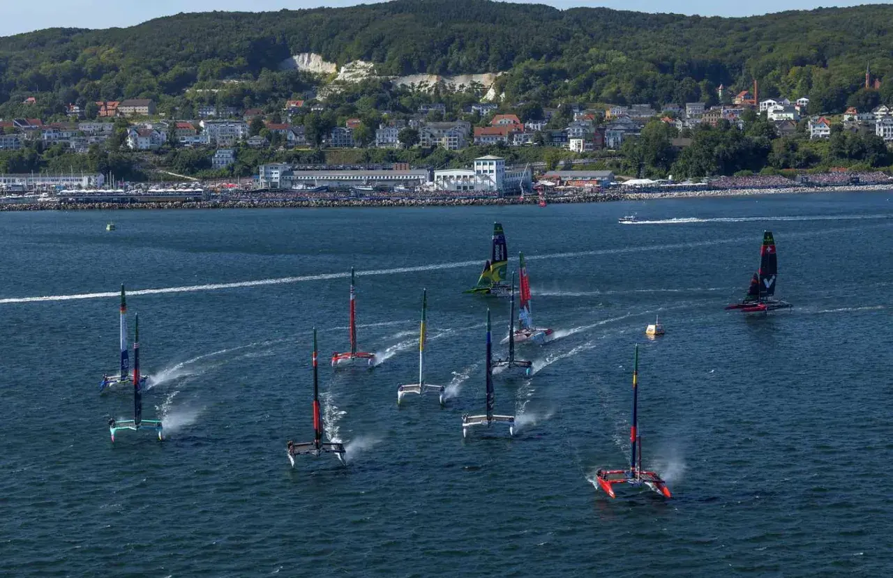 Schnelle Katamarane rasen über das Meer vor Sassnitz. Ein spannendes Segelrennen mit vielen Booten.