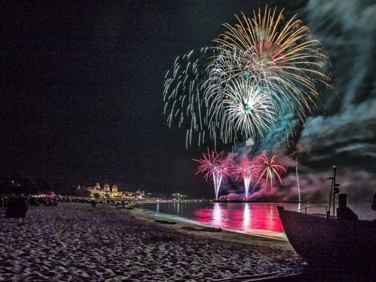 Spektakuläres Feuerwerk über dem Strand von Binz. Ein unvergesslicher Silvesterabend am Meer.