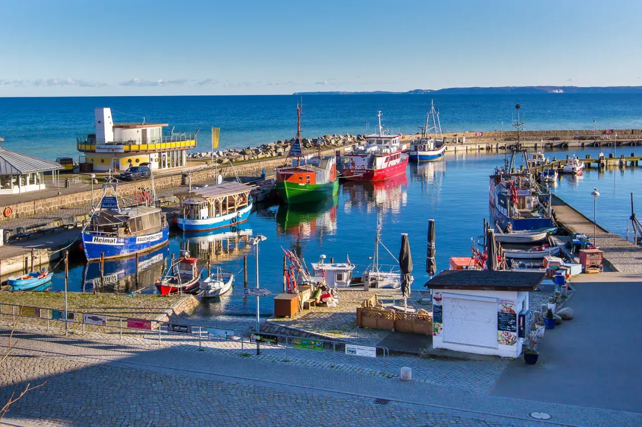 Boote im Hafen von Sassnitz, ein malerischer Ort für Tourismus.
