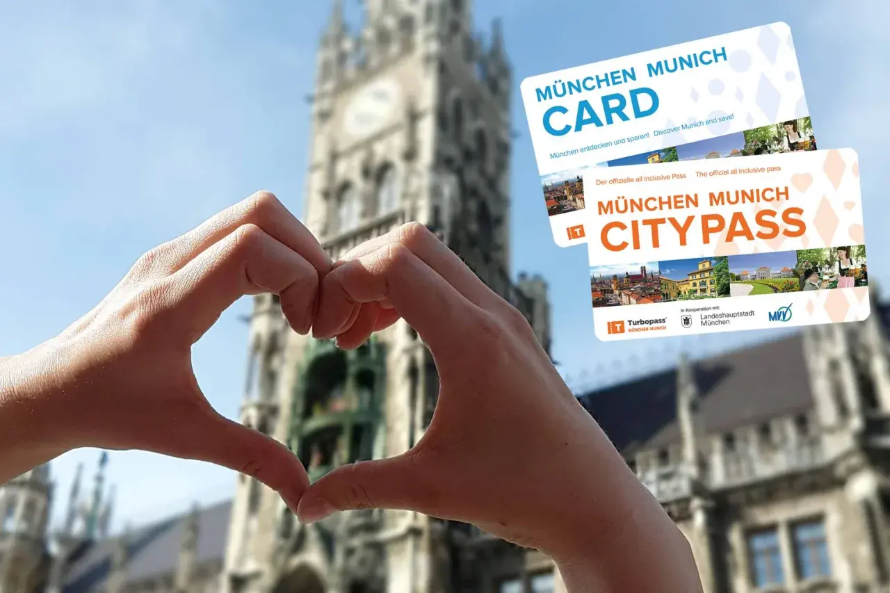 Herzförmige Hände vor dem Münchner Rathaus, daneben die München Card und der München Citypass.