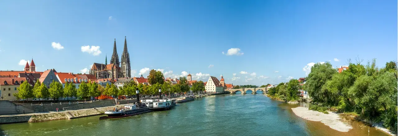 Regensburg: Dom, Steinerne Brücke und Donauufer – ein malerischer Anblick, der zum Entdecken einlädt. Sehenswertes in Hülle und Fülle!