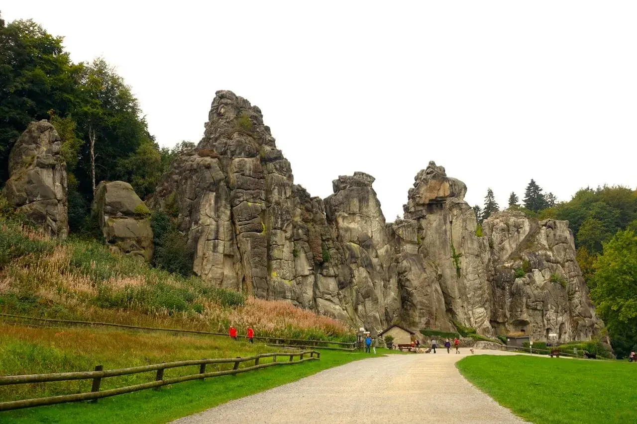 Beeindruckende Felsformationen laden zum Wandern in NRW ein. Ein toller Ort für Naturfreunde, die Berge lieben.